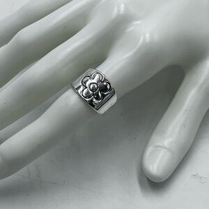 Sterling Silver With A Daisy Flower Ring
925 Sz 7.5 slightly adjustable